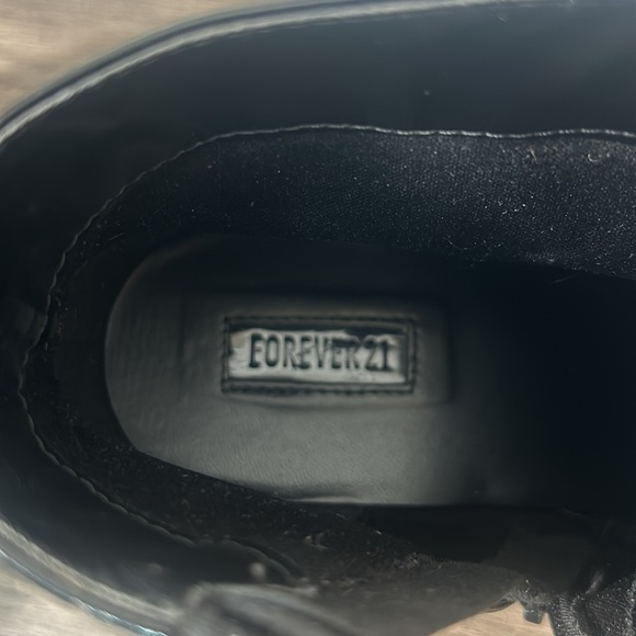 FOREVER 21 WOMEN ANKLE BOOTS IN SHINY BLACK WITH SIDE ZIPPER LACED SIZE 10 - Picture 6 of 11